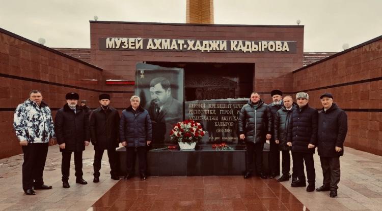 МЕМОРИАЛЬНЫЙ КОМПЛЕКС СЛАВЫ ИМ.
            АХМАТА КАДЫРОВА